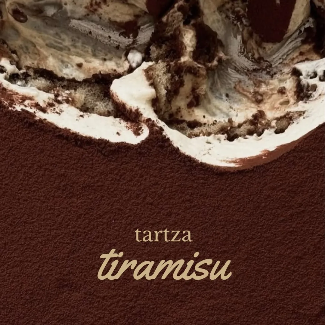 Tiramisu tartza up close: mascarpone cream, soaked sponge and a snow of cocoa